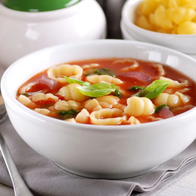 Soupe d'hiver légère aux légumes et macaronis