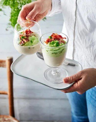 Gaspacho blanc aux amandes, chantilly de petits pois et lard grillé