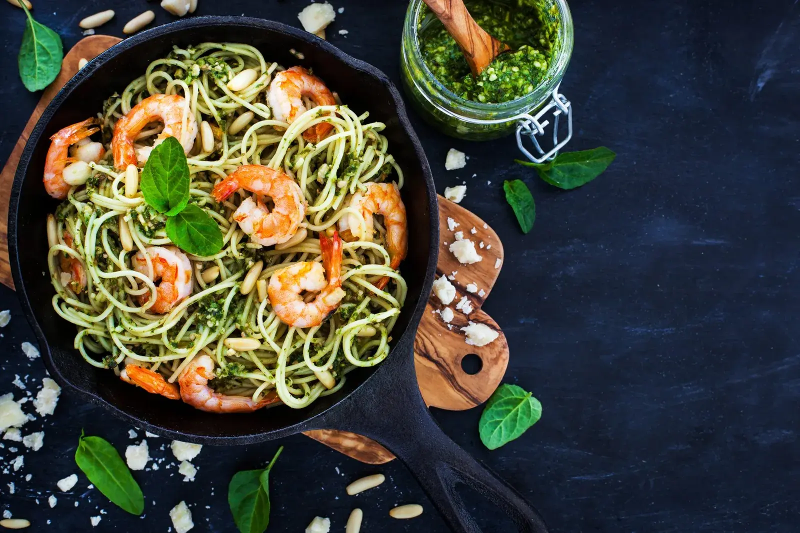 Pâtes aux crevettes, crème fraîche et sauce pesto